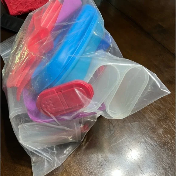 An assortment of vintage Tupperware products that have never been used ! - Picture 3 of 4